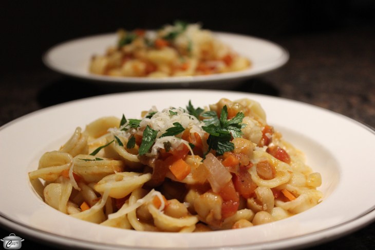 Hearty Vegan Pasta dish with Tomatoes and Chickpeas