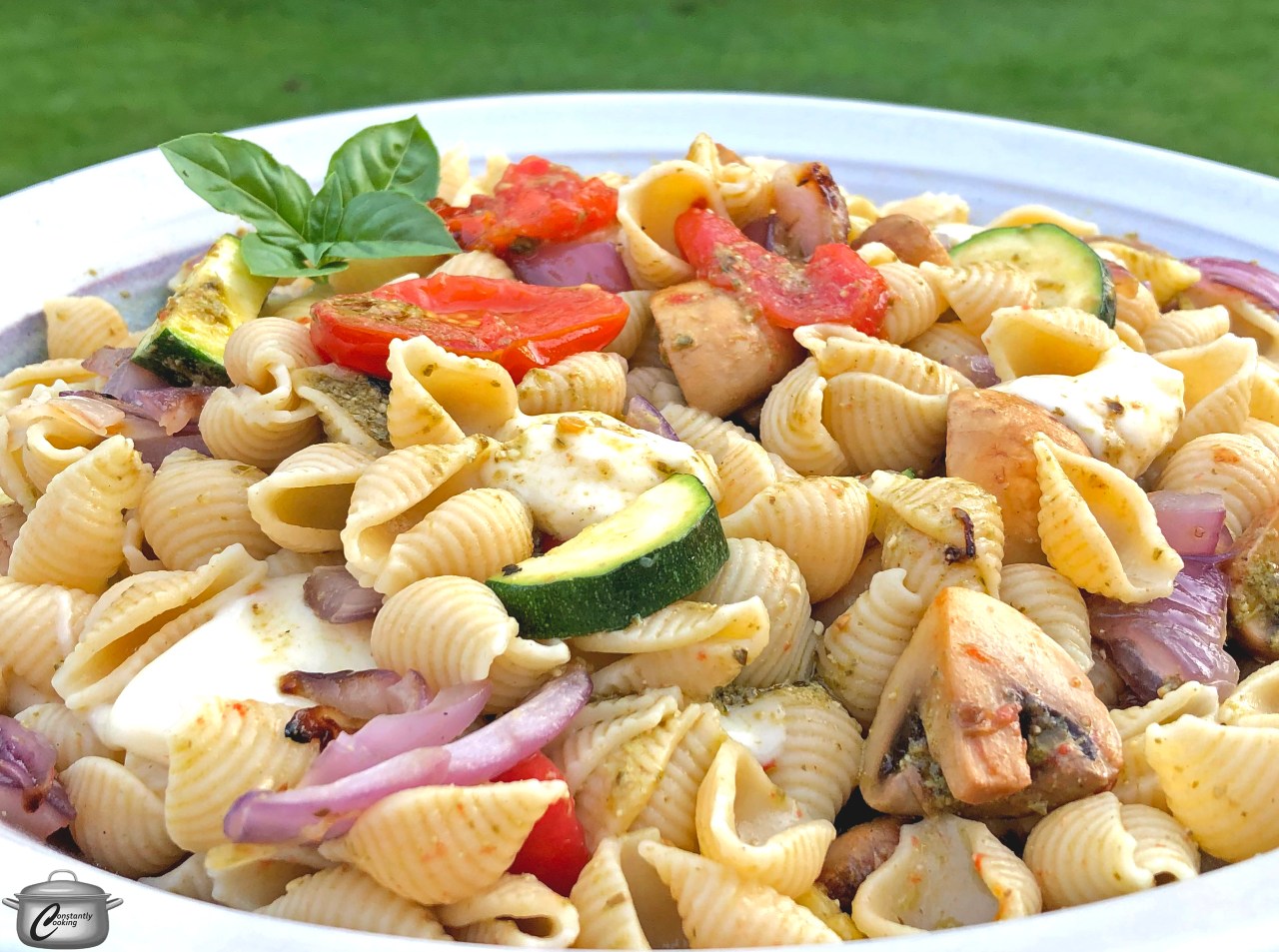 Pasta salad with grilled vegetables, pesto and bocconcini Constantly